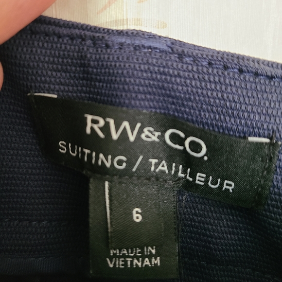 RW&Co Size 6, high-rise navy blue shorts 💙 - Picture 5 of 7